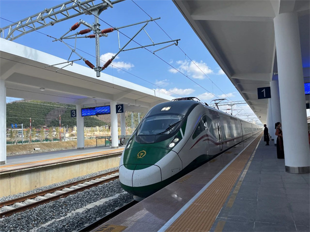 云南旅游,云南旅行社,云南團(tuán)建公司,云南會(huì)議公司,云南策劃公司,香格里拉旅游,香格里拉旅行社,香格里拉團(tuán)建公司,香格里拉會(huì)議公司：保山至香格里拉動(dòng)車開通，開啟滇西旅游新通道