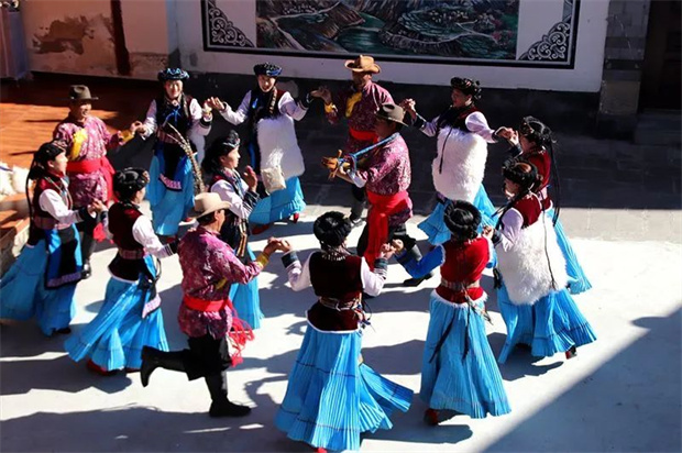 云南旅游,云南旅行社,云南團(tuán)建公司,云南策劃公司,云南會議執(zhí)行,怒江旅游,怒江旅行社,怒江團(tuán)建公司,怒江策劃公司,怒江會議公司：怒江舞蹈大家跳 在山野間篝火旁來一場充滿愛意的“搓蹉”